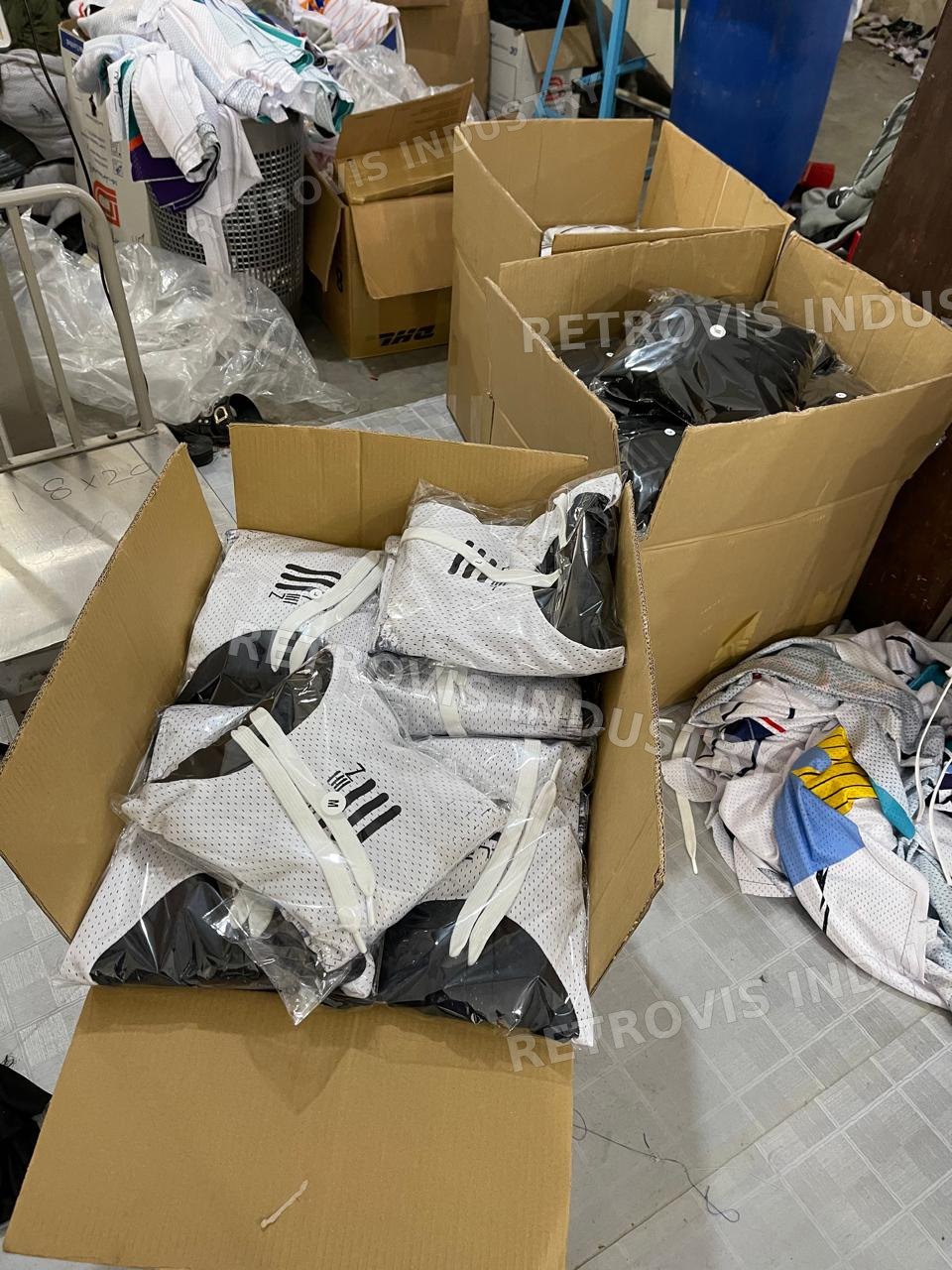 Folding and packing finished garments